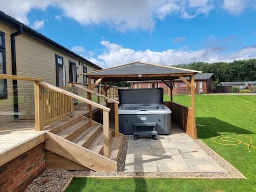 Pet Friendly 2-bed Luxury Lodge in Routh w/ Hottub