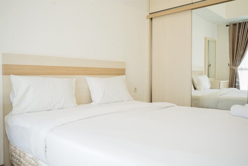 Minimalist Spacious Studio Room At Apartment Galeri Ciumbuleuit 1