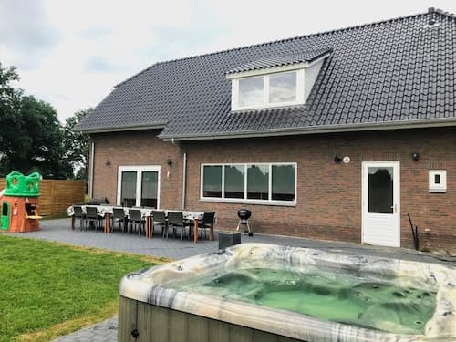 "cozy Luxury Holiday Home With Jacuzzi!"