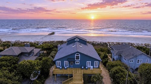Lighthouse by Avantstay Beachfront View Home w/ Pool Table & Ping Pong
