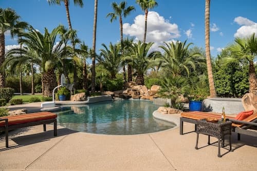 Preston by Avantstay 6BR Desert Oasis w/ Basketball Court, Pool & Hot Tub