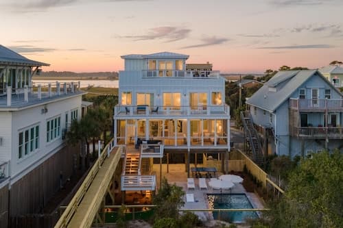 Ocean's Eye by Avantstay Beach Front Home w/ Roof Top, Pool & Putting Green!