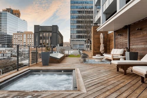 Paramount Place by Avantstay 4 Story Apartment in Heart of Austin w/ Movie Theatre