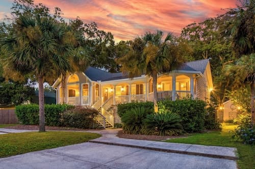 Palmetto by Avantstay Gorgeous Character Home w/ Pool, Sun Room & Pool Table!