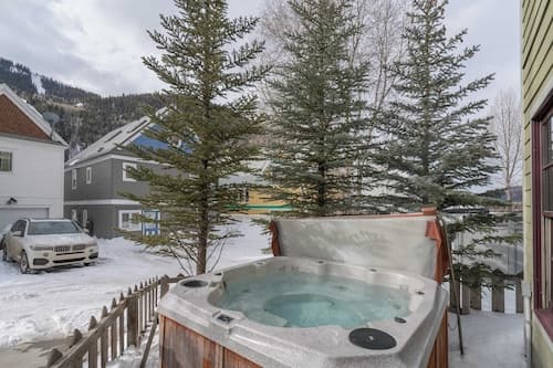 Bachman Village 14 by Avantstay Close To Town & The Slopes w/ Hot Tub! Permit#12038
