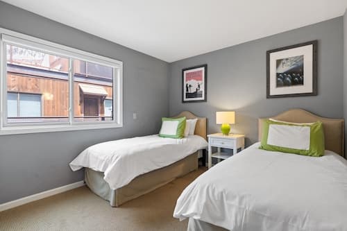 Ghostriders 10 by Avantstay Penthouse Suite w/ Large Patio & Mountain Views!
