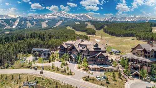 Twin Chutes by Avantstay Beautiful Ski in Ski out Condo w/ Access to Hot Tub & Gym