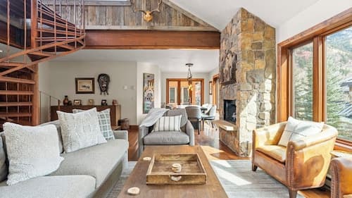Ghostriders 11 by Avantstay Top Floor Condo w/ Large Patio & Mountain Views!
