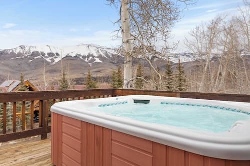 Russell Home by Avantstay Expansive Deck, Stunning Views & Hot Tub!