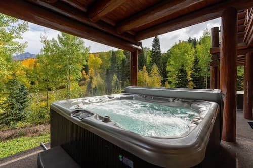 Townhome on the Creek 135 by Avantstay Ski In/ Ski Out Home w/ Hot Tub