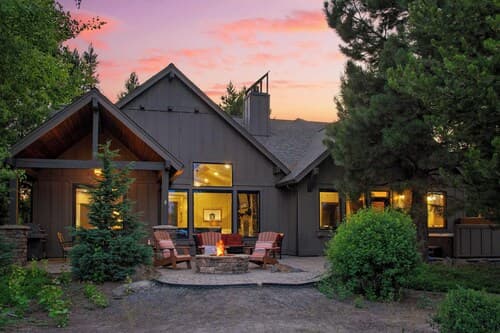 Klamath by Avantstay Premier Lakeside Cabin w/ Spa, Fire Pit & Lake Views