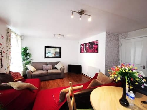 London - 2 Bed Flat - Sleeps 4 - Parking - Wifi