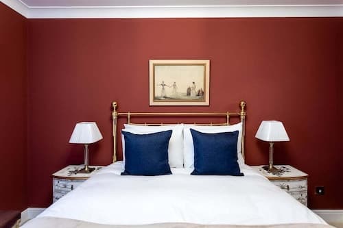 Bright Tower Bridge Nest