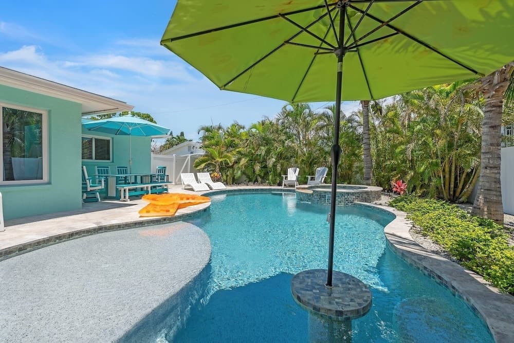 Lazy Pelican 2 Bedroom Home by RedAwning