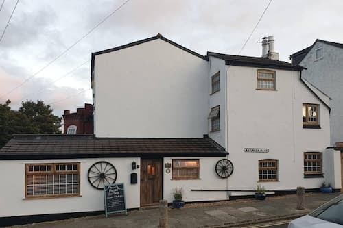 Stunning Quirky 2-bed Cottage in New Brighton