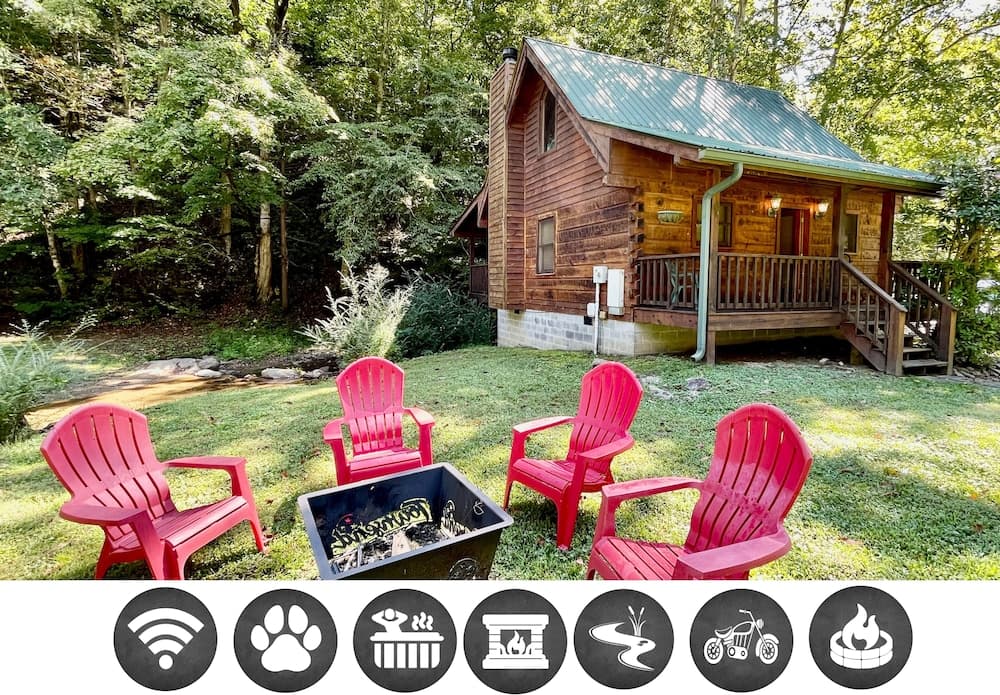 Creekside 2 Bedroom Cabin by RedAwning