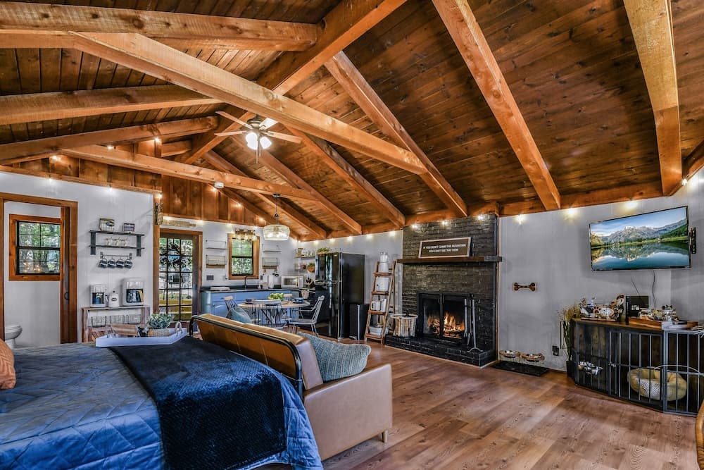 Cliff Haven 1 Bedroom Cabin by RedAwning