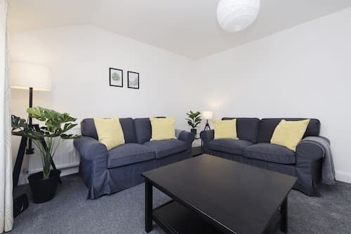 JOIVY Beautiful 2-Br Mews Home, Near Princes Street