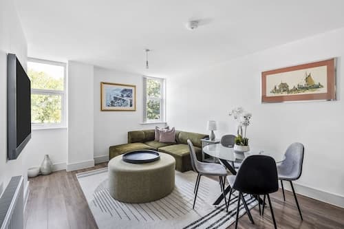 Luxurious 2 Bedroom Apartment With Free Parking