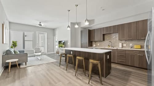 Top Floor Soco 2BR King Suite 8 Mins to Downtown