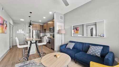 Modern 1BR King Suite Close to Downtown w Fast Wifi