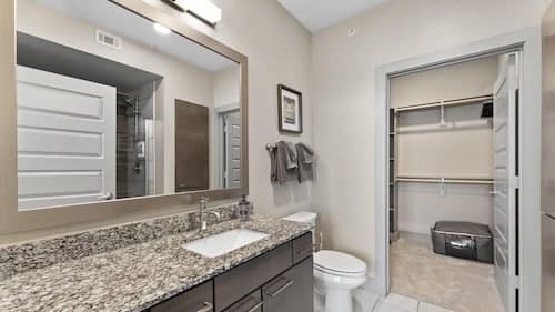 Trendy 1BR King Suite Close to Downtown w Fast Wifi