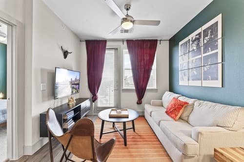 Comfy 1BR King Suite Close to Downtown w Fast Wifi