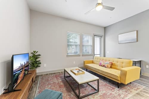 Upscale 1BR King Suite Close to Downtown w Fast Wifi