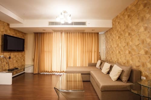 4A - 2 Bedroom Downtown Apartment With Shared Pool