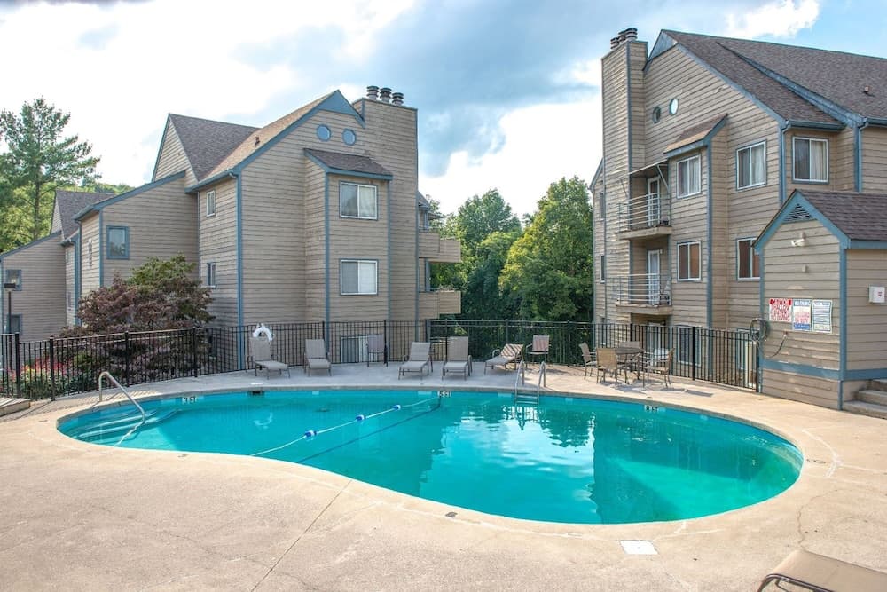 The Summit 1306 / INDOOR AND OUTDOOR POOLS