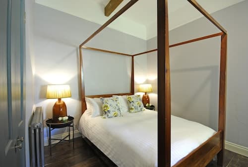 Beautiful old cottage sleeps 6 near Bath