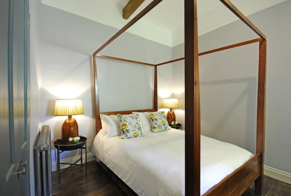 Beautiful old cottage sleeps 6 near Bath