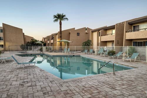 2BR Sleeps 6 Pool BBQ Gym Hot Tub & Bar Hopping!