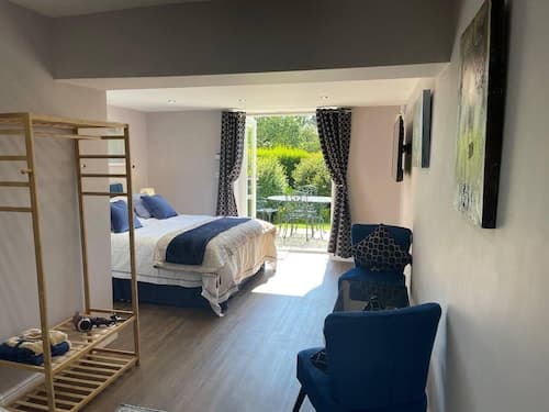 Immaculate 1-bed Studio With Outside Patio