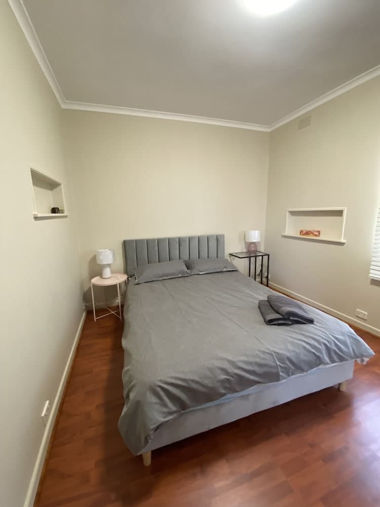 Mitcham train station 2 bedrooms unit