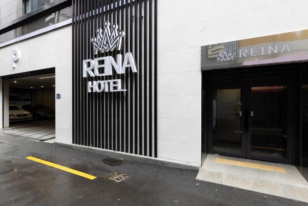 REINA HOTEL