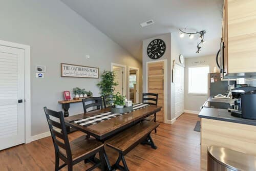 Table Rock Lookout Duo - Spacious Balcony