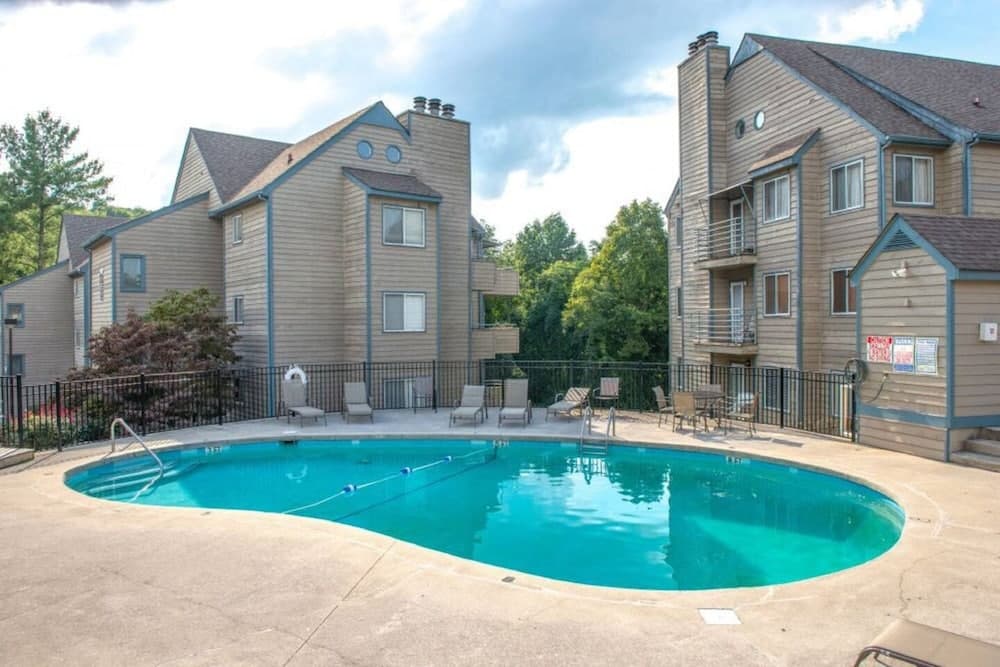 The Summit 5307 / INDOOR AND OUTDOOR POOLS