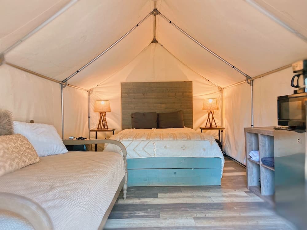 4 Blue River Camp - Glamping Cabin