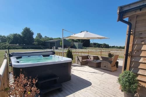 4bed Lodge Sleeps8-pet Friendly-hot Tub-log Burner