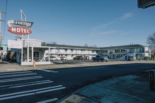 La Hacienda Motel