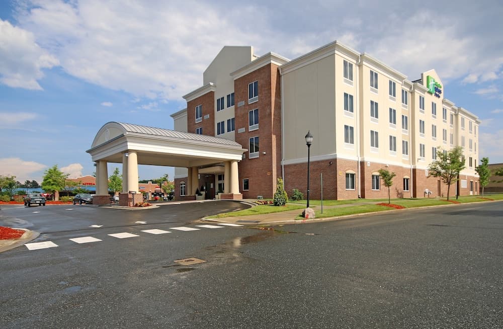 Holiday Inn Express & Suites Charlotte North by IHG