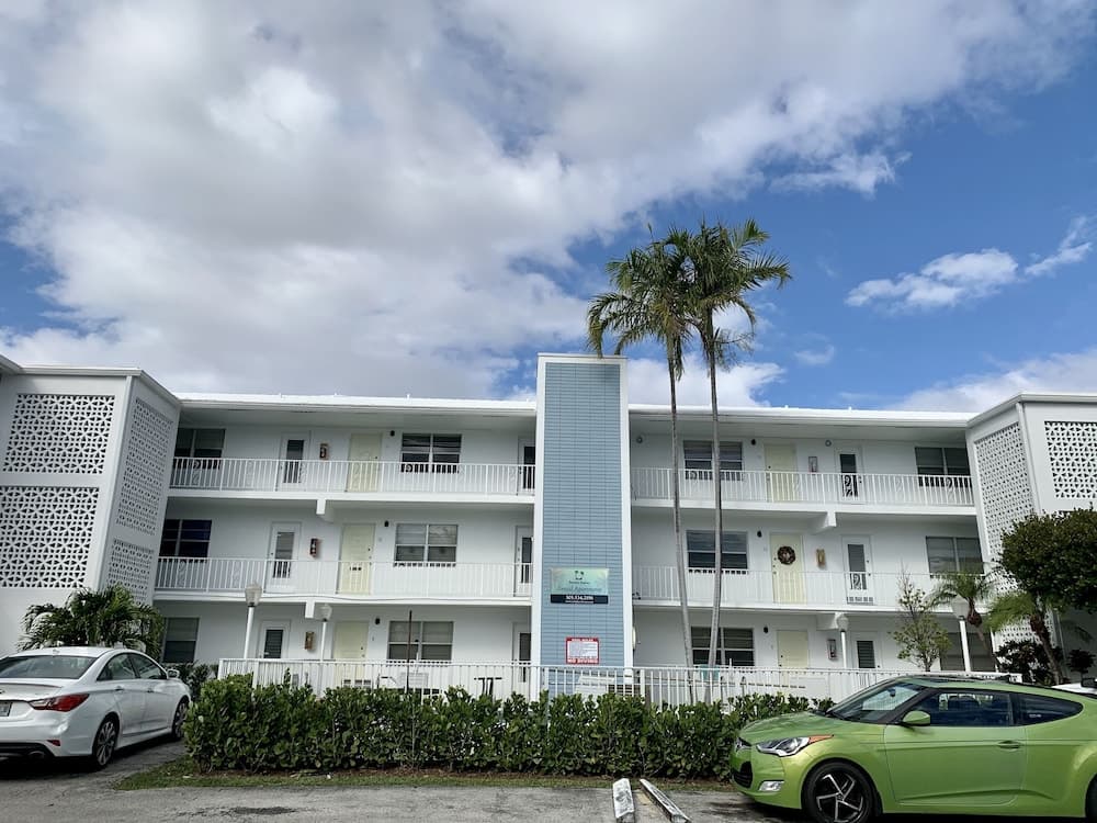 Bayview Regency Apartments By Lowkl