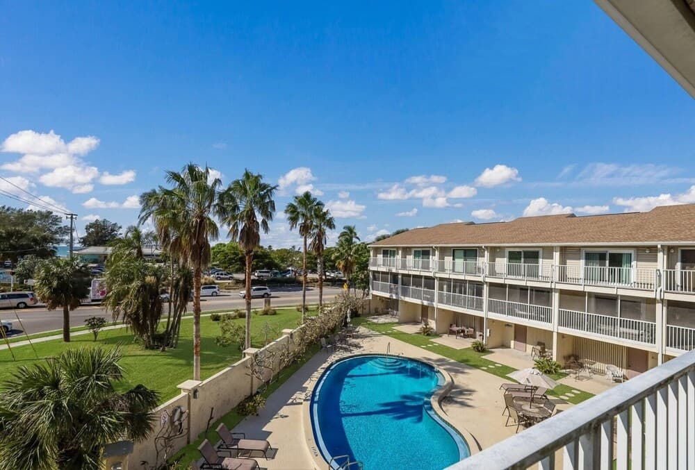 The Getaway 2 Bedroom Condo by RedAwning