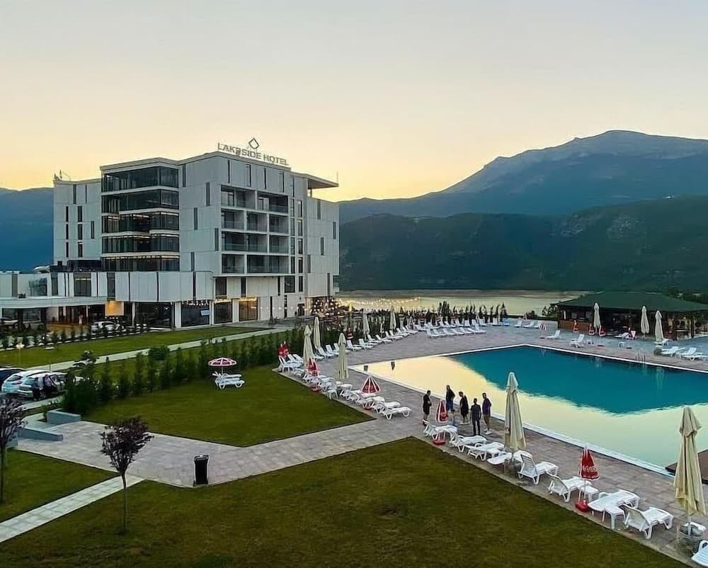 Lakeside Hotel