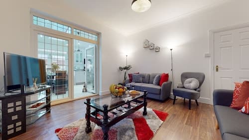 Charming 5-bed House in Romford