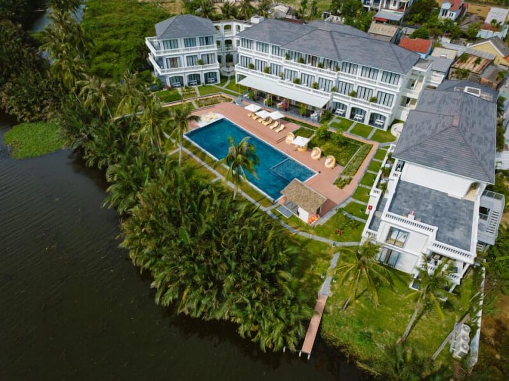 Moodhoian Riverside Resort & Spa