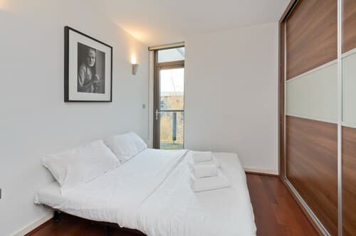 Spacious Flat With Balcony Close to the River in Greenwich by Underthedoormat