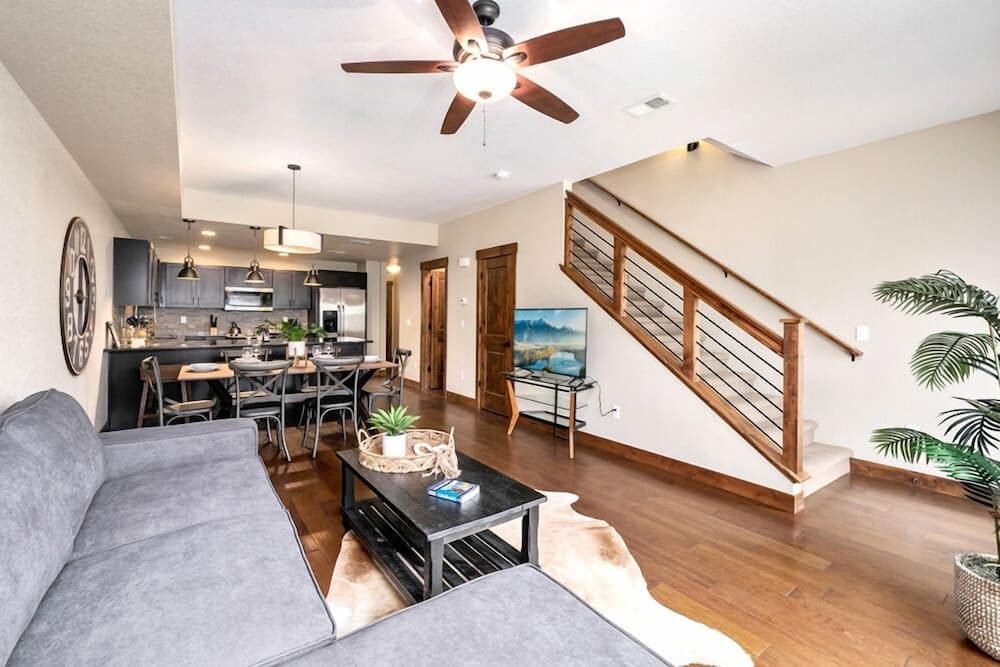 Spectacular Townhome Near Breweries and River District!