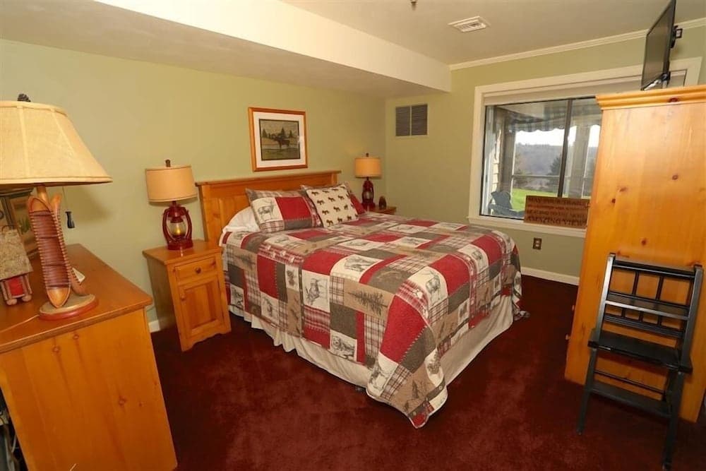 Seven Springs 1 Bedroom Premium Condo, Walking Distance to Slopes by RedAwning - Save 10% on 3 Nights, 15% on 5 Nights!